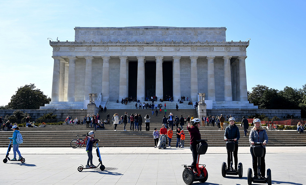 Lincoln Memorial before COVID-19.